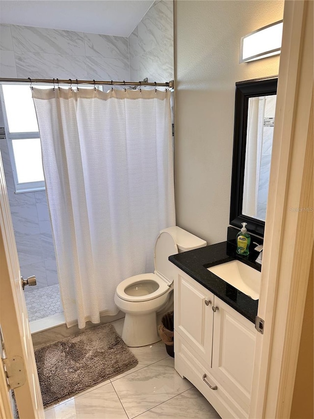 bathroom with a shower with curtain, vanity, and toilet