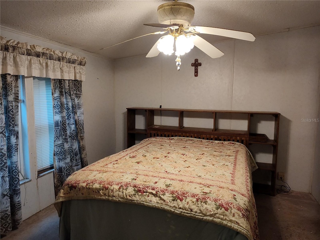 bedroom featuring carpet flooring, ceiling fan, and a textured ceiling