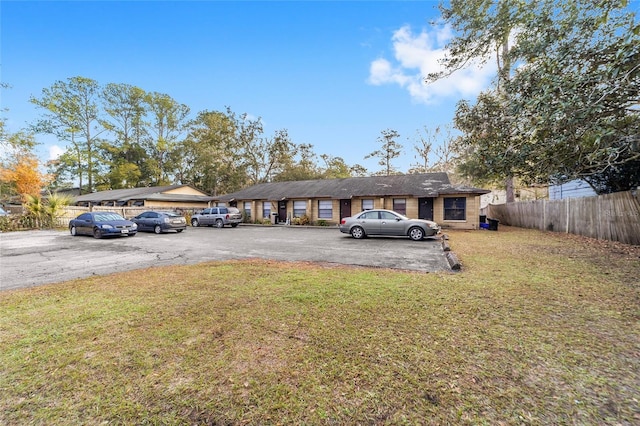 single story home featuring a front lawn