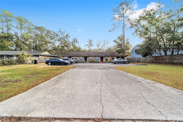 single story home with a front lawn