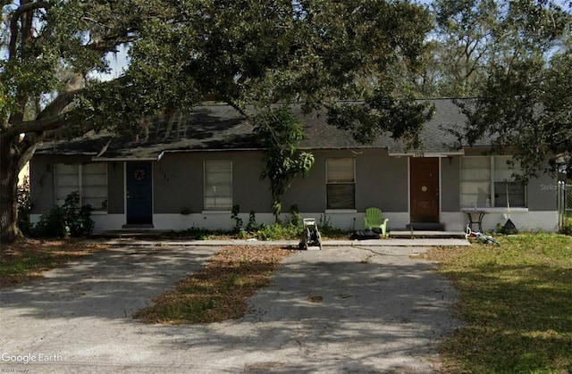 view of front of house with a front yard