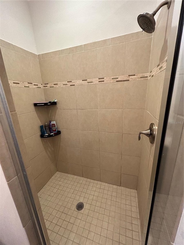 bathroom featuring tiled shower