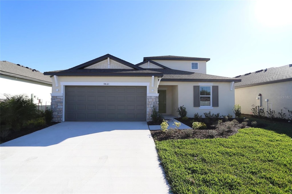 view of front facade featuring a garage and a front yard