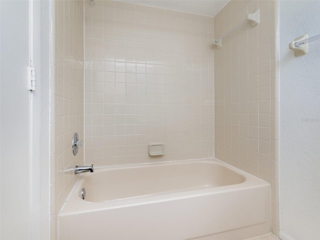 bathroom with tiled shower / bath