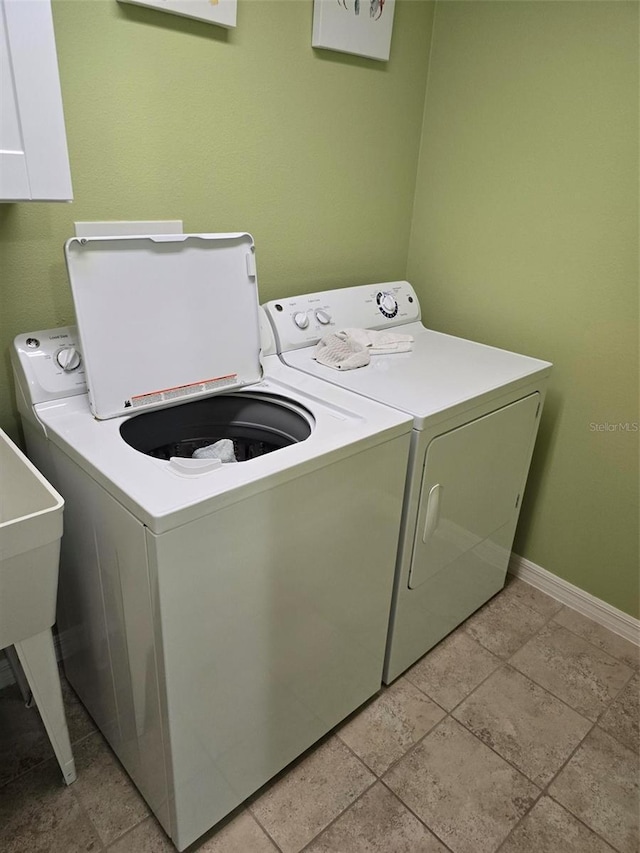 washroom featuring washing machine and clothes dryer