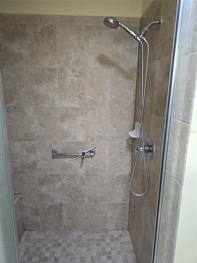 bathroom featuring tiled shower