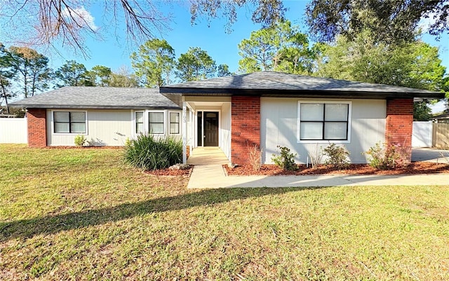 ranch-style home featuring a front lawn