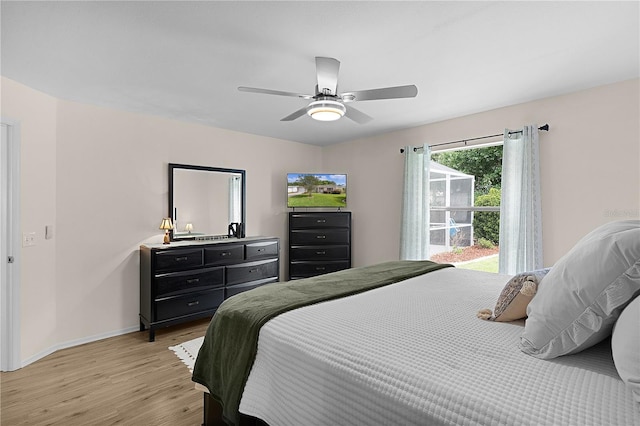 bedroom featuring light wood-style floors, baseboards, and ceiling fan