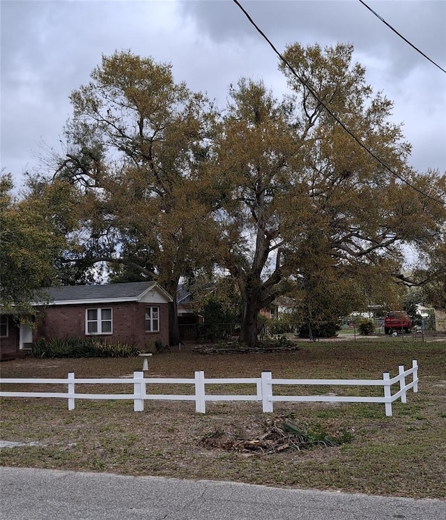 view of front of home featuring a fenced front yard