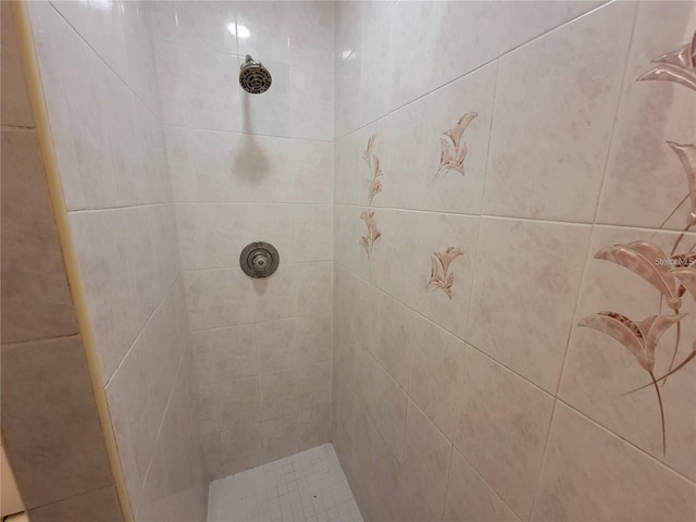 full bathroom featuring a tile shower