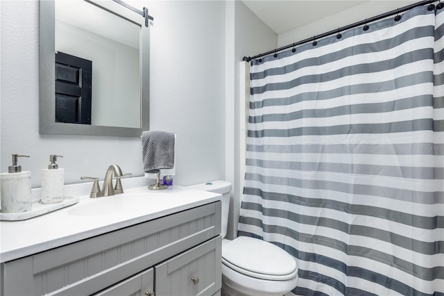 full bathroom featuring curtained shower, vanity, and toilet