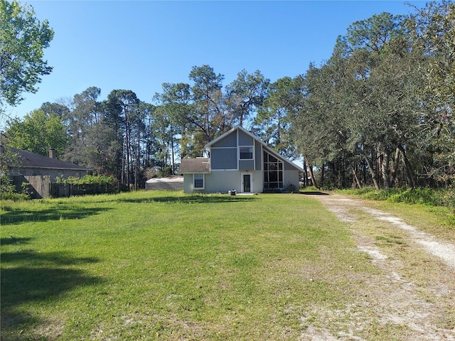 view of yard featuring driveway