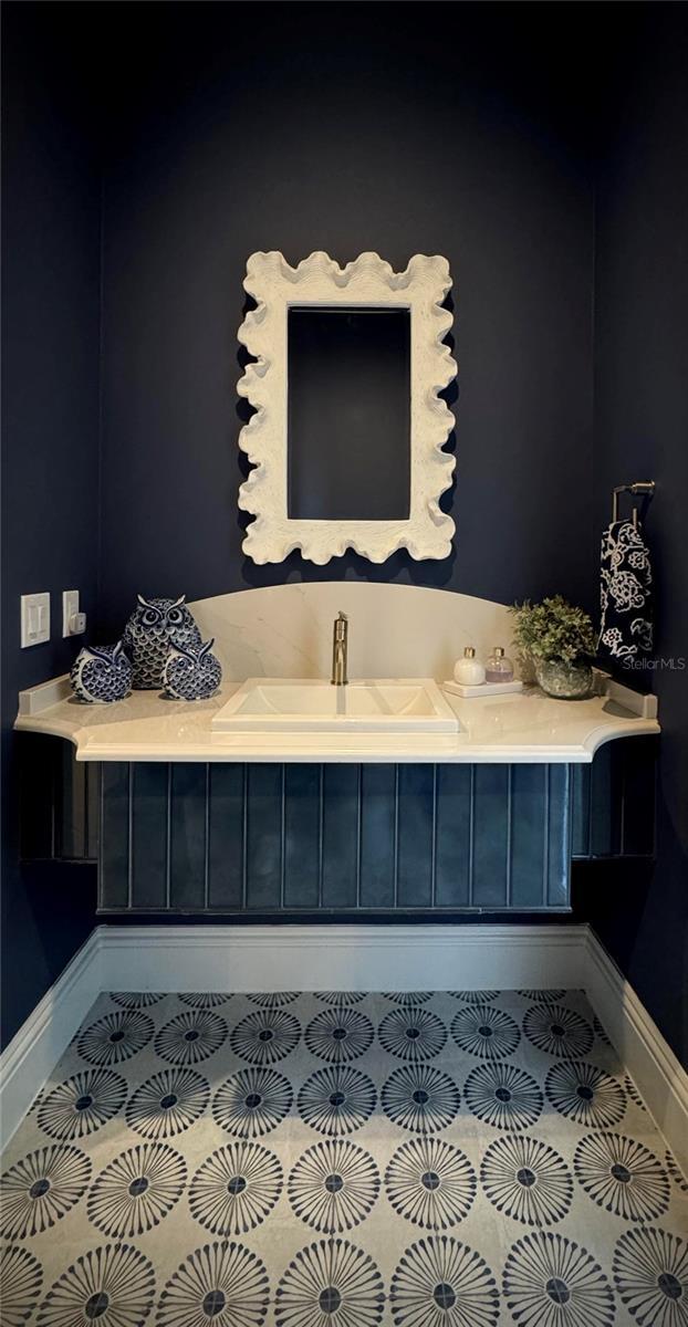 bathroom featuring a sink and baseboards