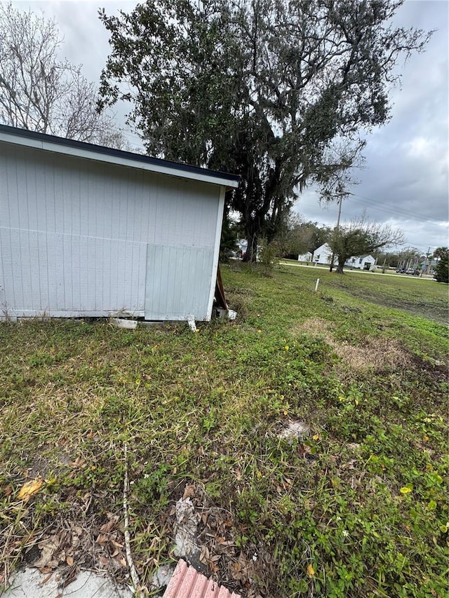 view of yard featuring an outbuilding