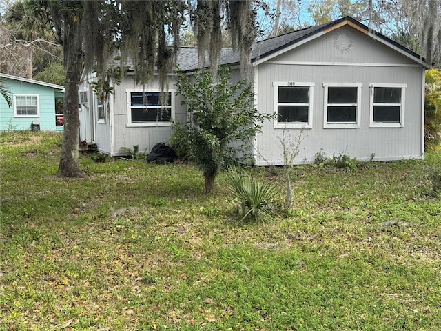 view of front facade featuring a front lawn