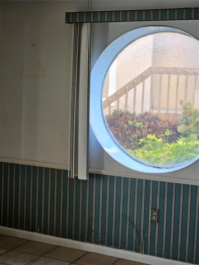 8744 54th Ave W Unit 8744, Bradenton, FL 34210 - detailed view of a wainscoted wall