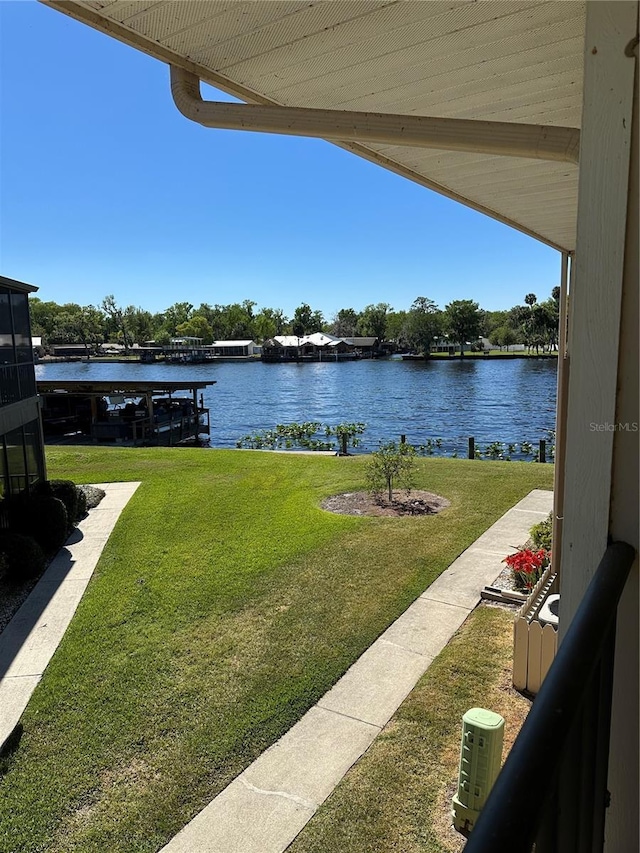 view of yard featuring a water view