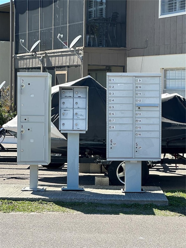 view of property's community featuring mail area