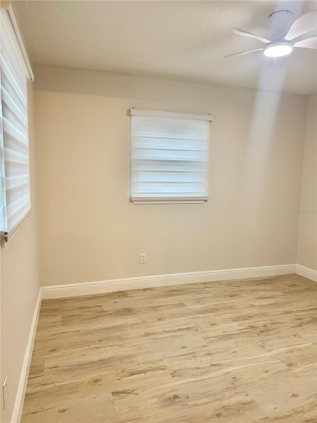 unfurnished room featuring light wood-style flooring, baseboards, and ceiling fan