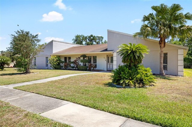 34 Misty Meadow Ln, Mulberry, FL 33860 - single story home with stucco siding and a front yard