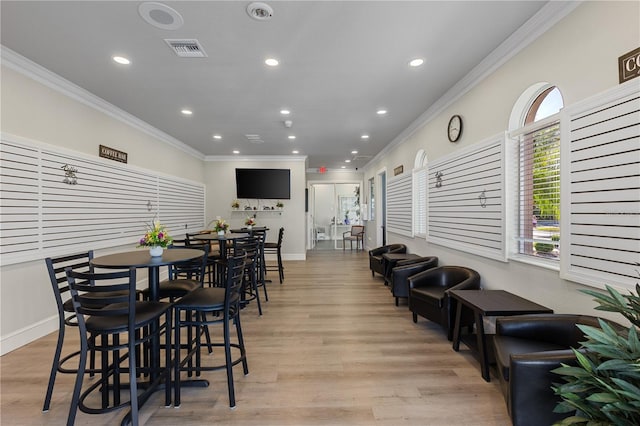 dining room with crown molding, recessed lighting, and visible vents