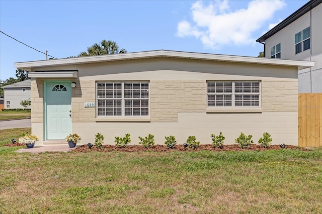 view of front of home featuring a front lawn and fence
