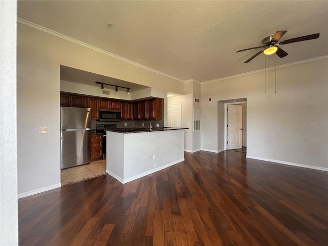 7320 Westpointe Blvd Unit 531, Orlando, FL 32835 - kitchen featuring stainless steel appliances, a ceiling fan, wood-type flooring, dark countertops, and backsplash