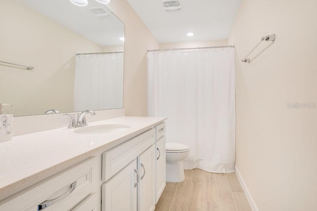 full bathroom with vanity, toilet, a shower with shower curtain, recessed lighting, and baseboards