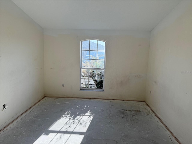 6608 Madeira Ave, Lakeland, FL 33811 - unfurnished room featuring baseboards