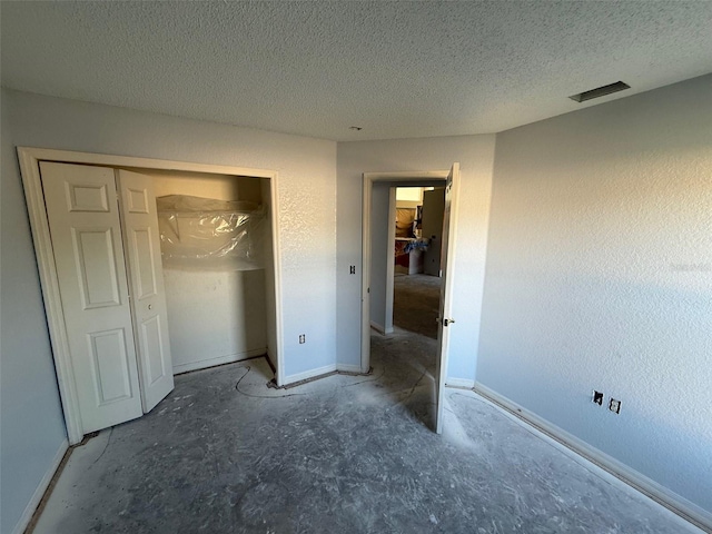 6608 Madeira Ave, Lakeland, FL 33811 - unfurnished bedroom featuring baseboards, a textured ceiling, and a closet