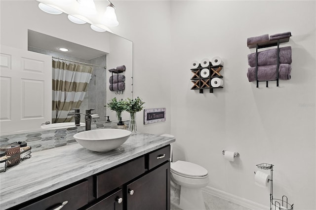 924 Figwood Loop, The Villages, FL 32163 - full bathroom with toilet, vanity, curtained shower, and baseboards