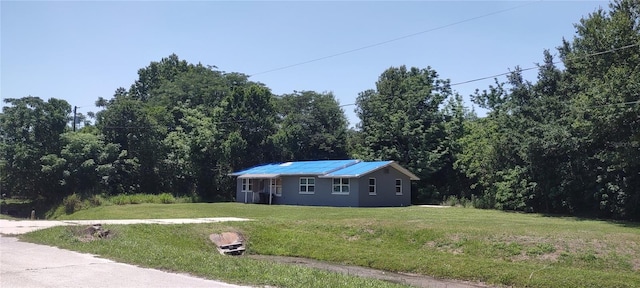 2822 S Dean Rd, Orlando, FL 32825 - view of front of property with a front yard and a view of trees