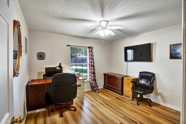 130 Evergreen Dr, Auburndale, FL 33823 - home office with a ceiling fan, light wood-type flooring, and a textured ceiling