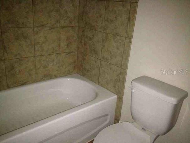 301 NW 8th St, Gainesville, FL 32601 - bathroom with toilet and a tub