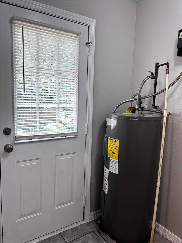 3304 Dew Berry Ave, Apopka, FL 32712 - utility room featuring water heater