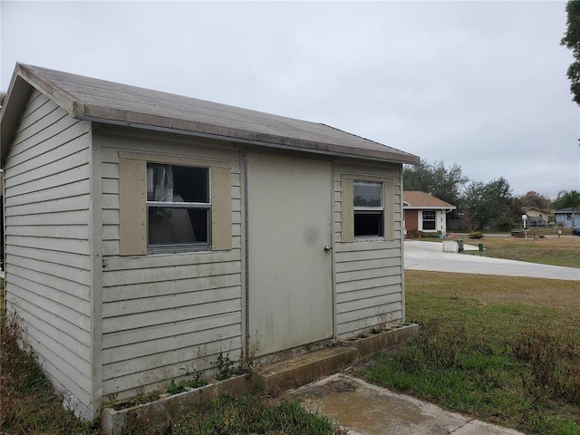 view of shed / structure with a yard