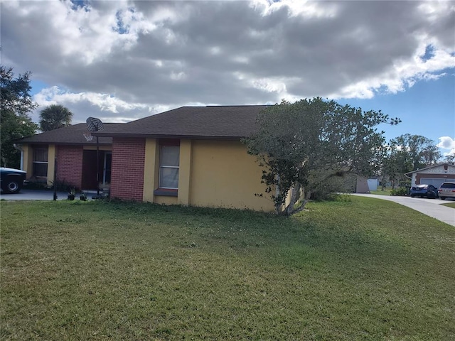 view of front of property featuring a front lawn and a garage