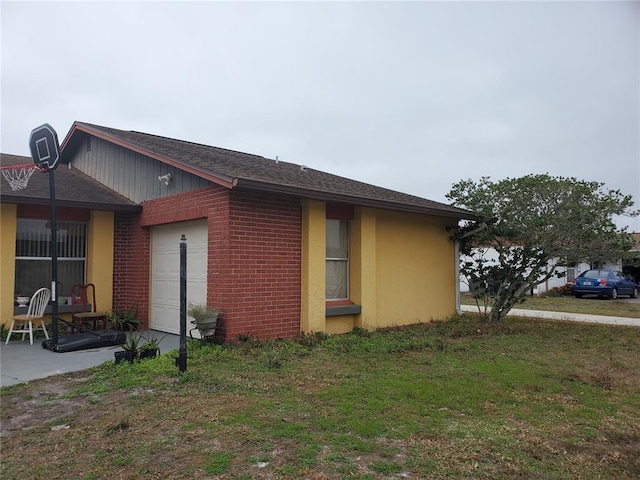 view of side of property featuring a lawn and a garage