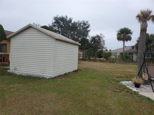 view of yard with an outdoor structure