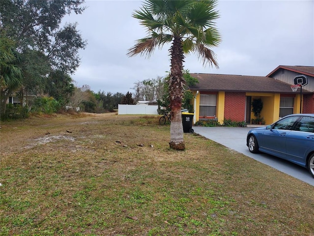 view of front facade with a front lawn