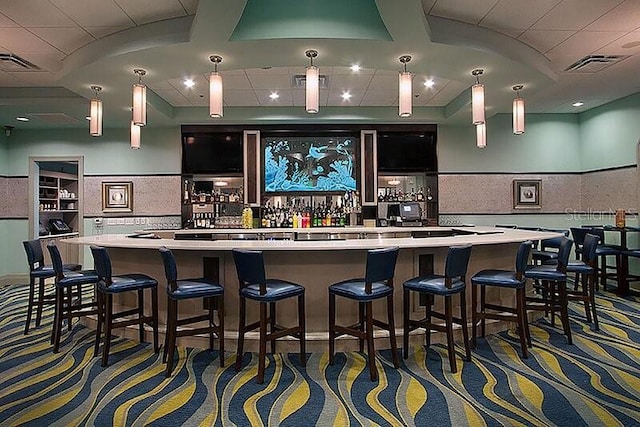 bar featuring carpet floors and backsplash