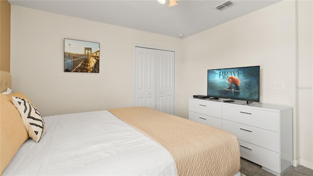 bedroom featuring carpet flooring and a closet