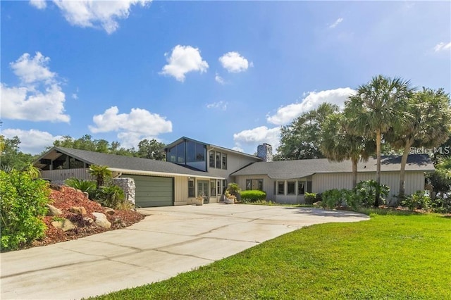 view of front of house featuring a front lawn and a garage