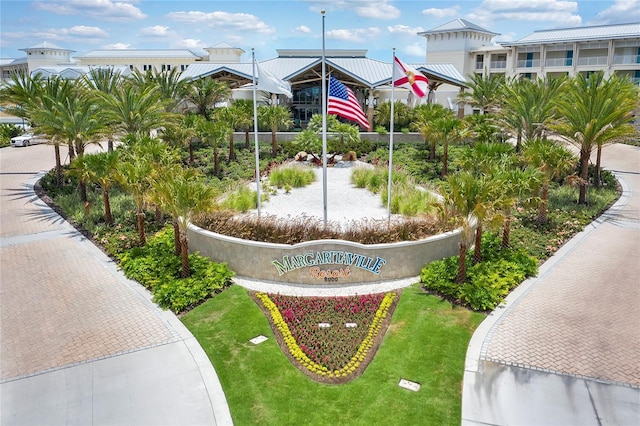 view of property's community featuring a lawn