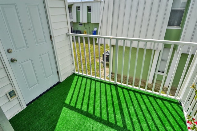 balcony featuring covered porch