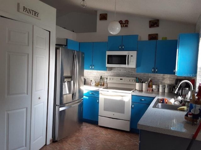 kitchen with vaulted ceiling, sink, decorative backsplash, blue cabinetry, and white appliances