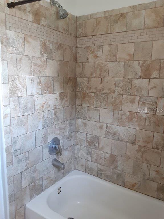 bathroom featuring tiled shower / bath combo