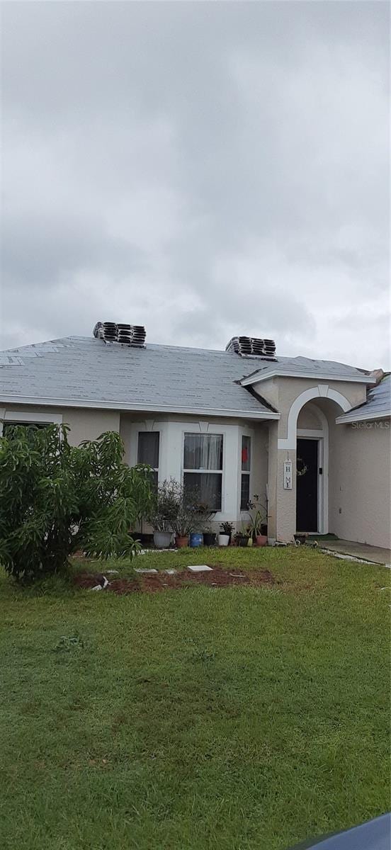 ranch-style home with a front yard