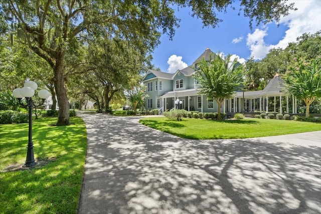 view of front of property with a front yard