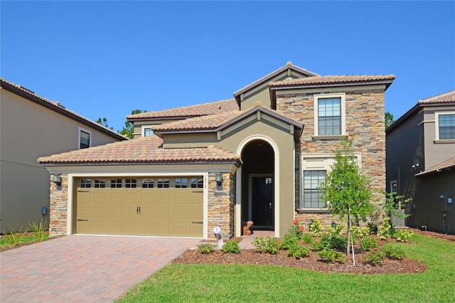 view of front of home featuring a front lawn